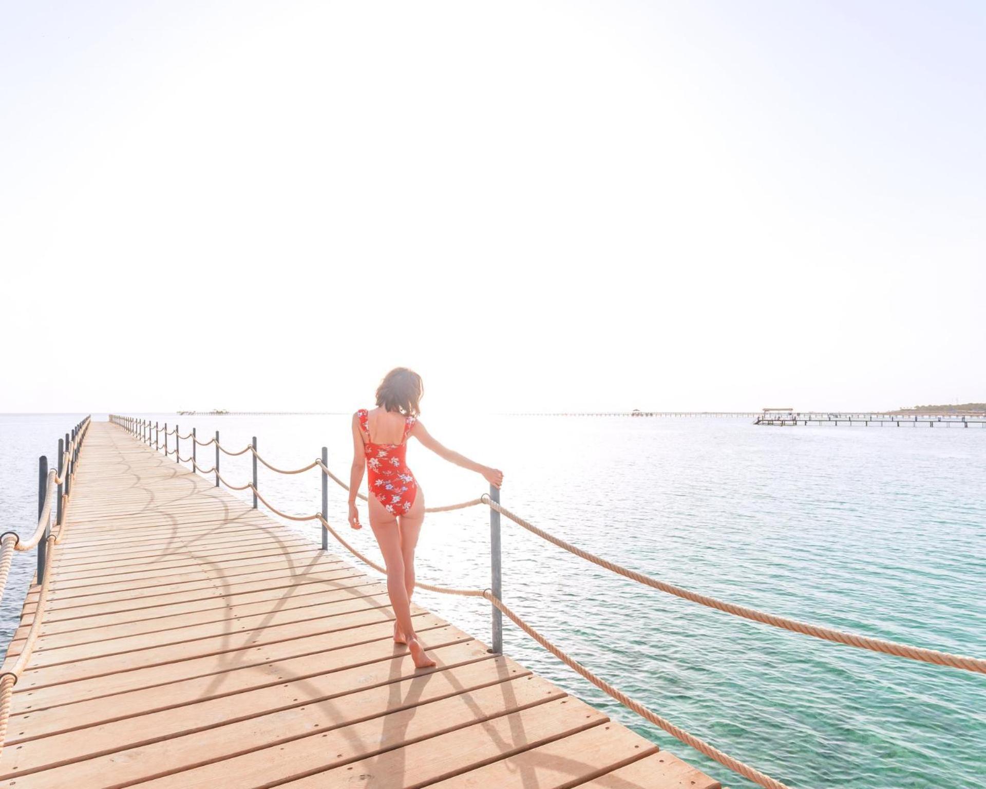 Pickalbatros Laguna Vista Aqua Park Sharm El Sheikk Exterior foto A woman walking on a pier